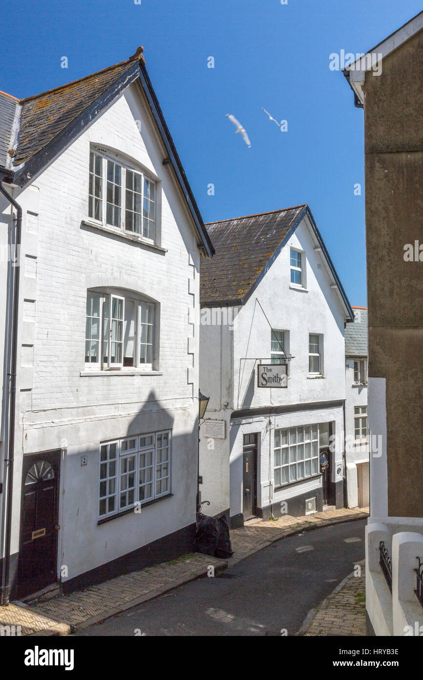 Smith Street risale al XIII secolo ed è uno dei più stretto e più antiche strade in Dartmouth, Devon, Inghilterra, Regno Unito Foto Stock