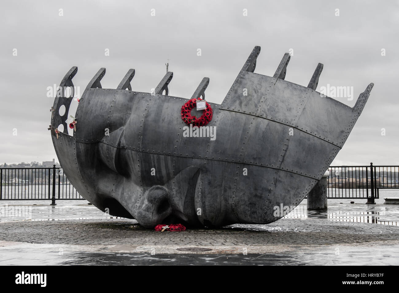 I marittimi mercantili' War Memorial con papaveri. Arte pubblica da Brian è sceso, in memoria dei marinai provenienti da porti di Barry, Penarth e Cardiff uccisi in guerra Foto Stock