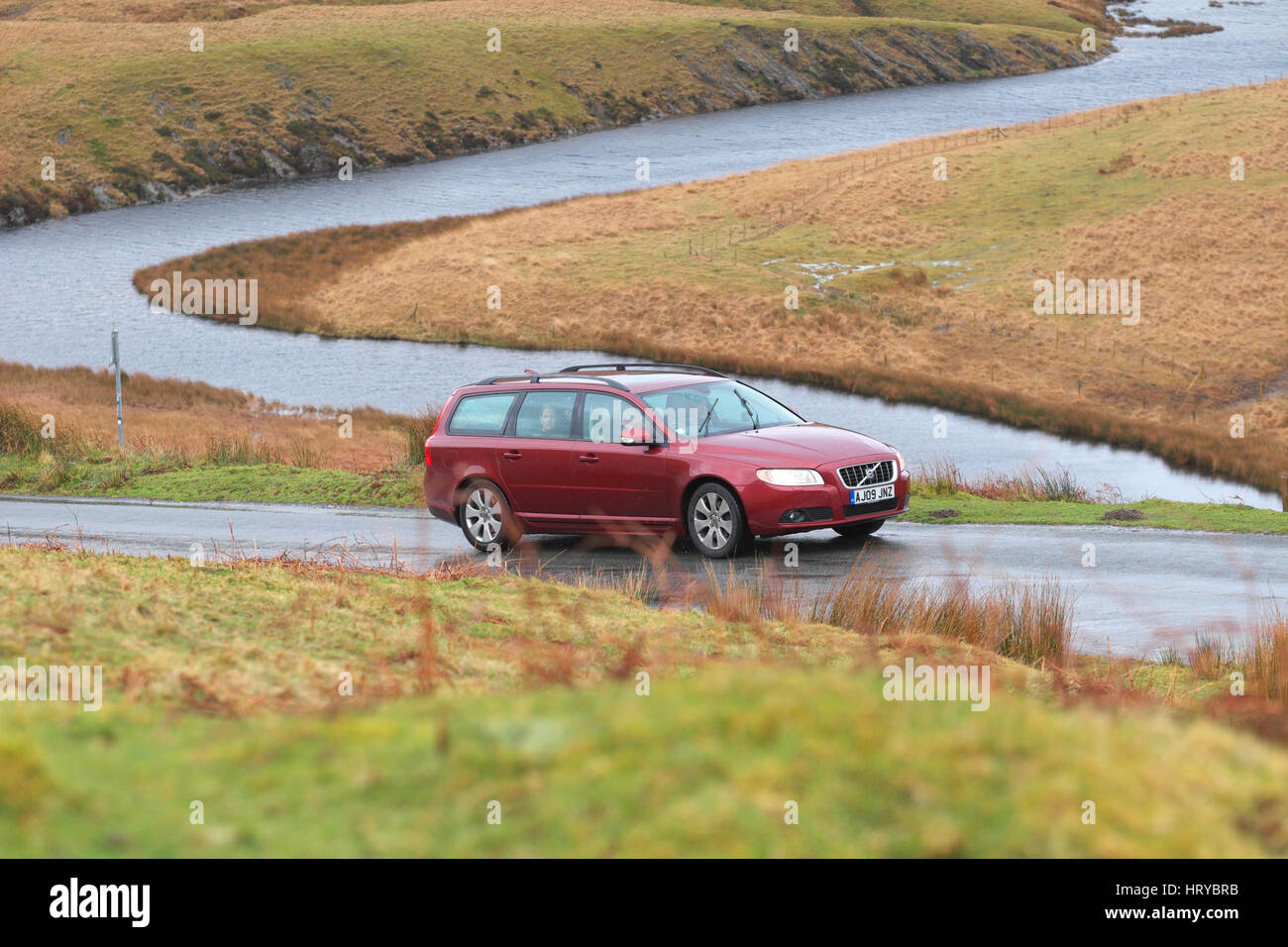 Volvo V70 SE D estate car guida attraverso la valle di Elan nel Galles centrale REGNO UNITO Foto Stock
