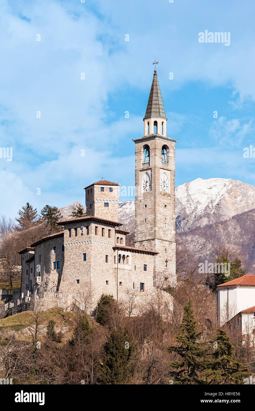 Castello medievale in Italia nelle colline ai piedi delle Alpi. Foto Stock