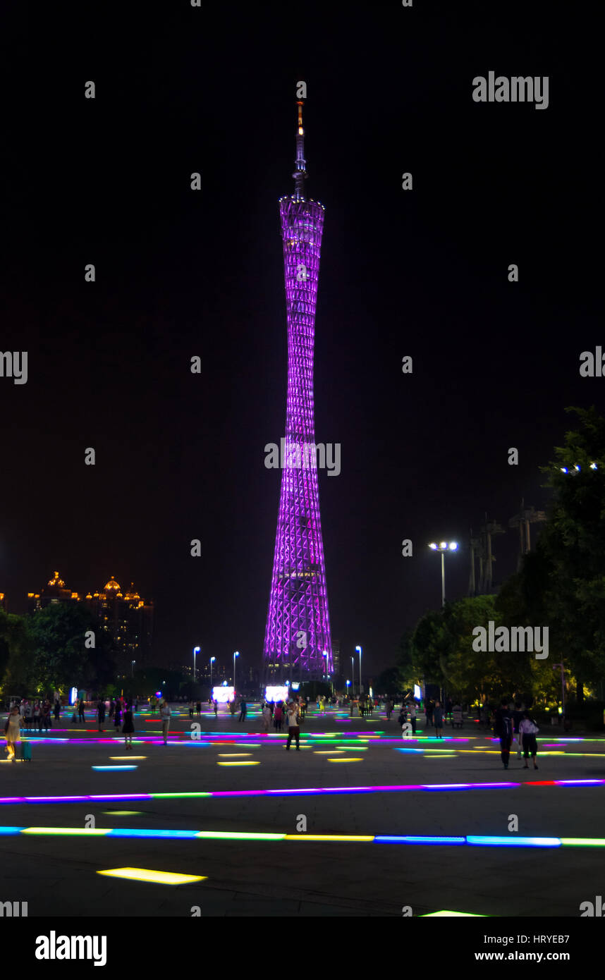 GUANGZHOU, Cina - 13 settembre 2016: Guangzhou Canton tower e persone su moderne sono a piedi, Vista notte. Foto Stock