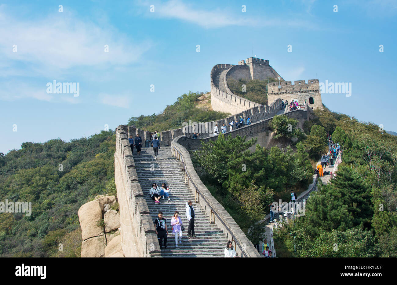 Pechino, Cina, Settembre,29, 2016: turisti camminando sulla Grande Muraglia della Cina in una giornata di sole Foto Stock