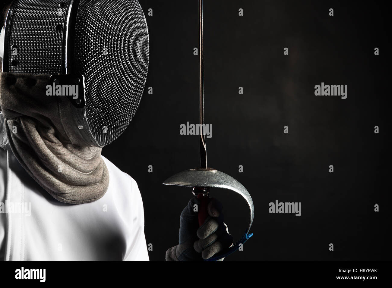 Ritratto di donna volante bianco che indossano il costume di scherma. Isolato su sfondo nero. Foto Stock