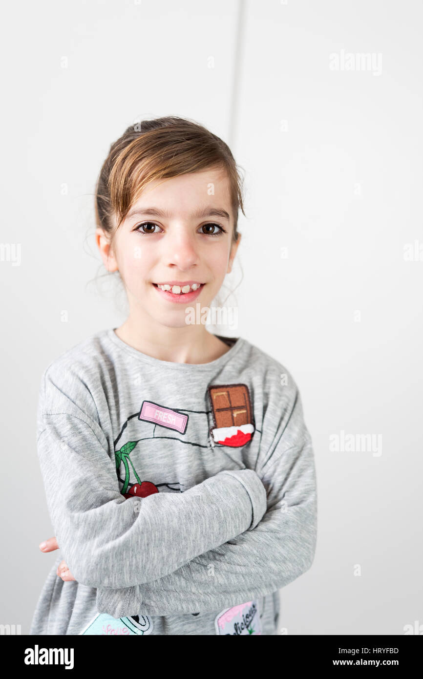 Ritratto di una ragazza con la luce proveniente da una finestra. Colpo verticale con luce naturale Foto Stock