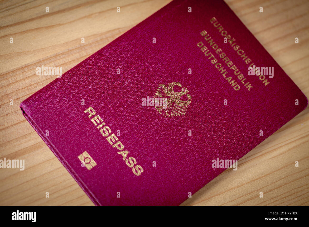 Il tedesco imperial eagle sul passaporto tedesco il coperchio Foto Stock
