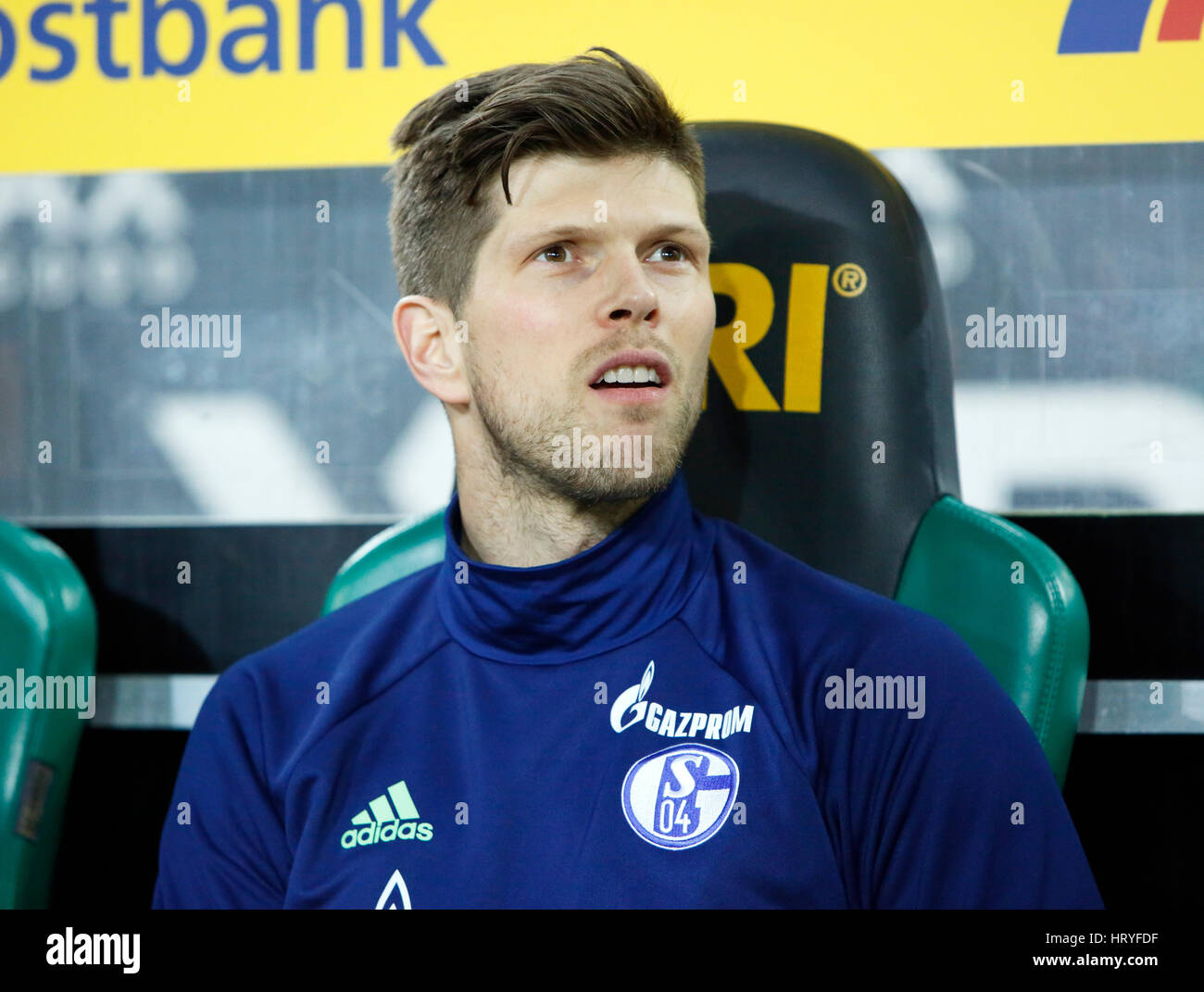 Sport, calcio, Bundesliga, 2016/2017, Borussia Moenchengladbach contro FC Schalke 04 4:2, Stadio Borussia Park, Lettori da banco, Klaas Jan Huntelaar (S04) Foto Stock