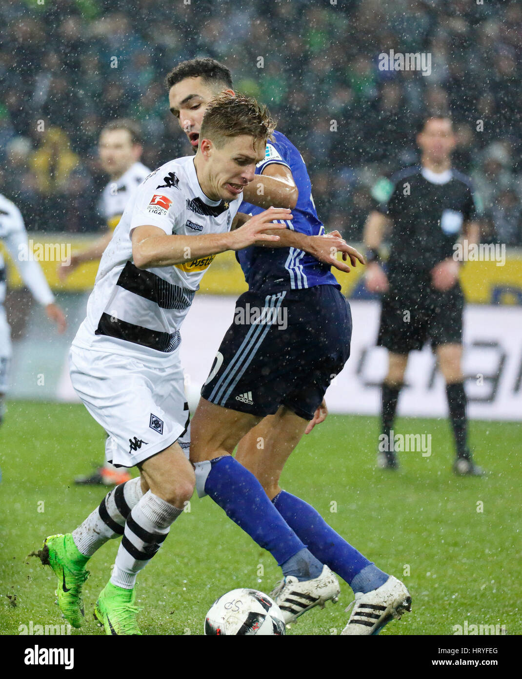 Sport, calcio, Bundesliga, 2016/2017, Borussia Moenchengladbach contro FC Schalke 04 4:2, Stadio Borussia Park, scena del match, precedendo Patrick Herrmann (MG), dietro Nabil Bentaleb (S04) Foto Stock