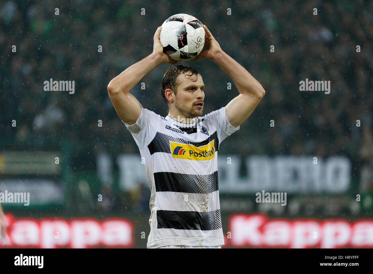 Sport, calcio, Bundesliga, 2016/2017, Borussia Moenchengladbach contro FC Schalke 04 4:2, Stadio Borussia Park, scena del match, throw-in da Tony Jantschke (MG) Foto Stock