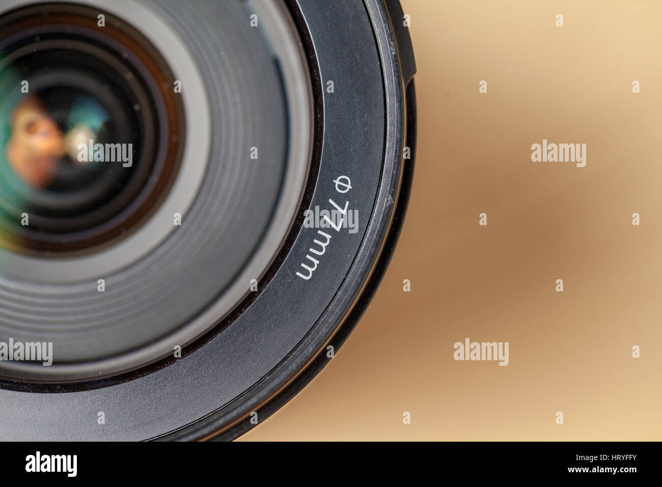 Fotocamera reflex digitale a obiettivo singolo obiettivo della fotocamera su sfondo sfocato Foto Stock