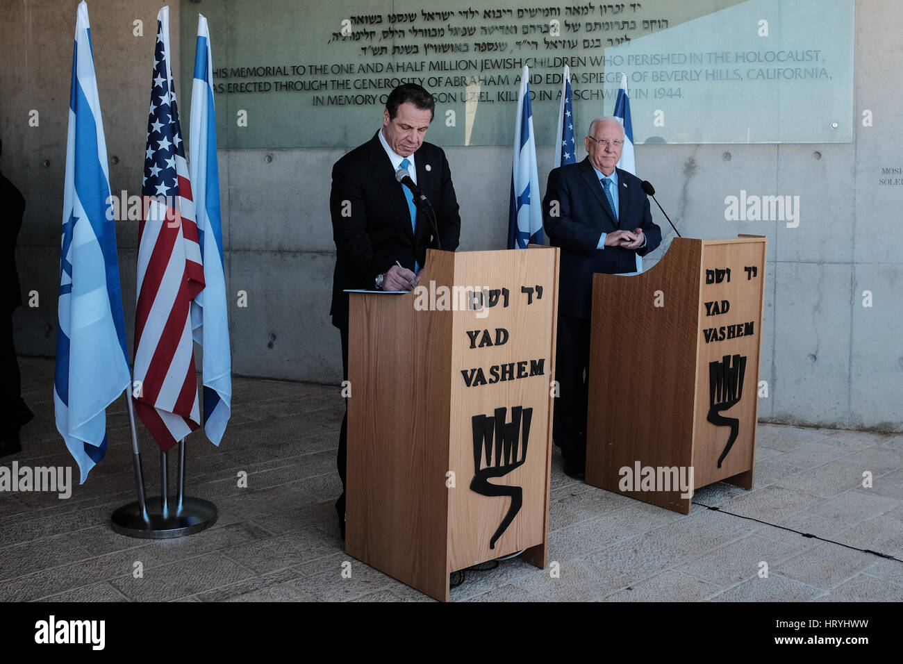 Gerusalemme, Israele. 5 Marzo, 2017. Governatore di New York Andrew Cuomo e il Presidente dello Stato di Israele, REUVEN RIVLIN, fornire dichiarazioni di solidarietà alla luce di recenti antisemitic atti di violenza negli Stati Uniti. Governatore Cuomo ha visitato il Museo di Storia dell'Olocausto, ha partecipato ad una cerimonia commemorativa, ha visitato i bambini Memorial e firmato il museo guest book. Credito: Nir Alon/Alamy Live News Foto Stock