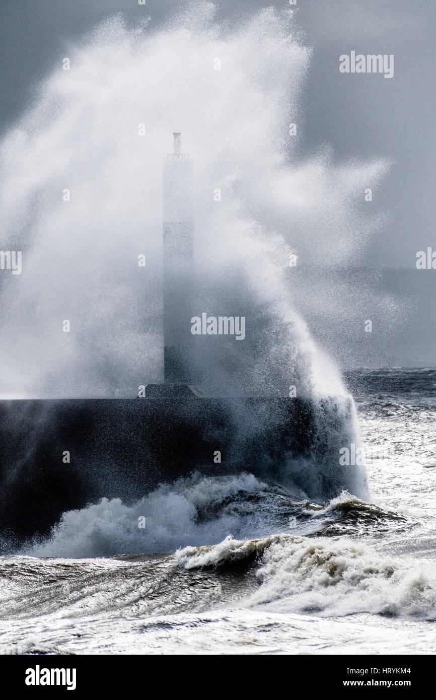 Aberystwyth, Wales, Regno Unito. 5 Marzo, 2017. Regno Unito: Meteo su un giorno di sempre più forti venti, e con ancora più feroce gales meteo in serata con la minaccia di neve sulla terra alta, montuosa di onde alte pastella il faro e le difese del mare in Aberystwyth su Cardigan Bay costa del Galles occidentale foto © Keith Morris / Alamy Live News Foto Stock