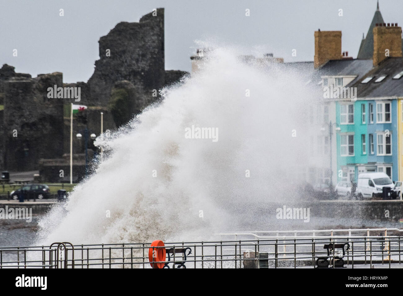 Aberystwyth, Wales, Regno Unito. 5 Marzo, 2017. Regno Unito: Meteo su un giorno di sempre più forti venti, e con ancora più feroce gales meteo in serata con la minaccia di neve sulla terra alta, montuosa di onde alte pastella il lungomare e le difese del mare in Aberystwyth su Cardigan Bay costa del Galles occidentale foto © Keith Morris / Alamy Live News Foto Stock