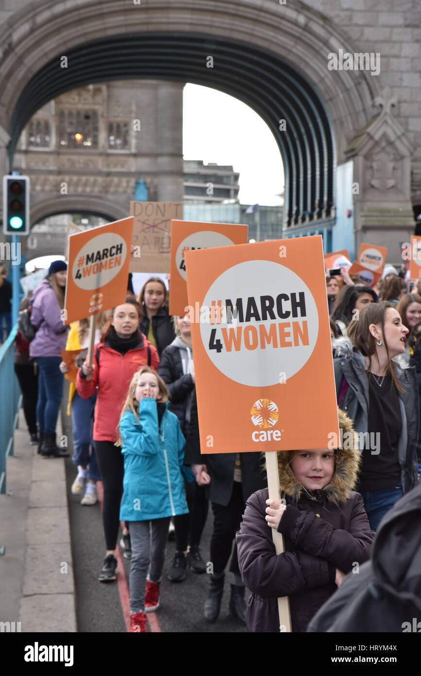 Il Tower Bridge di Londra, Regno Unito. Il 5 marzo 2017. Il 4 marzo le donne attraversa il Tower Bridge. Credito: Matteo Chattle/Alamy Live News Foto Stock