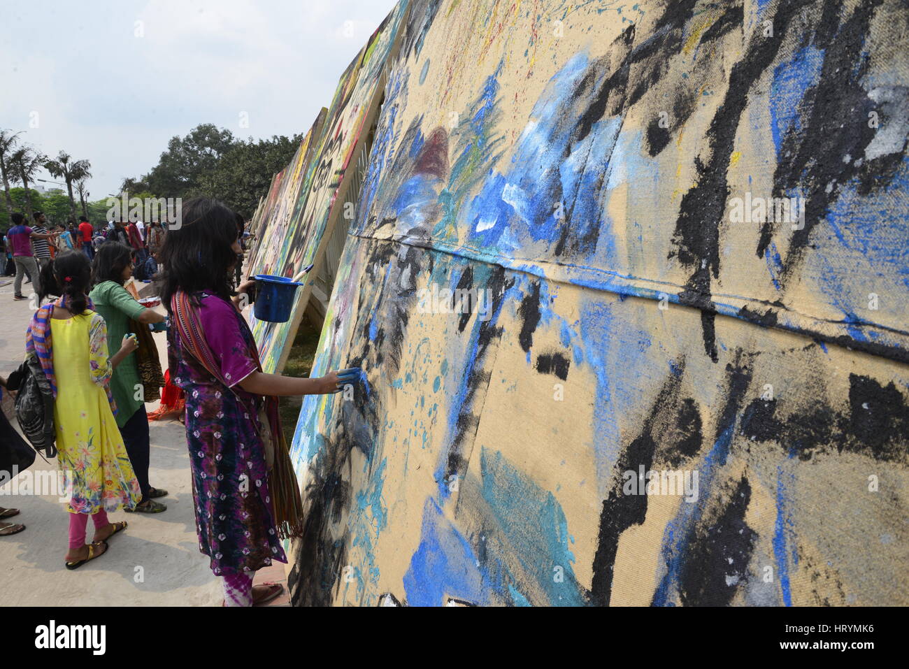 Dacca in Bangladesh. 05 Mar, 2017. In Bangladesh la iuta e vestiti Ministero ha organizzato un campo estivo di arte su tela di iuta alla celebrazione nazionale il giorno di iuta a davanti alla Casa del Parlamento a Dhaka. Più di centinaia di insegnanti e studenti di università di Dhaka Belle Arti istituzione partecipante sono l'arte Camp in Bangladesh. Il 5 marzo 2017 Credit: Mamunur Rashid/Alamy Live News Foto Stock