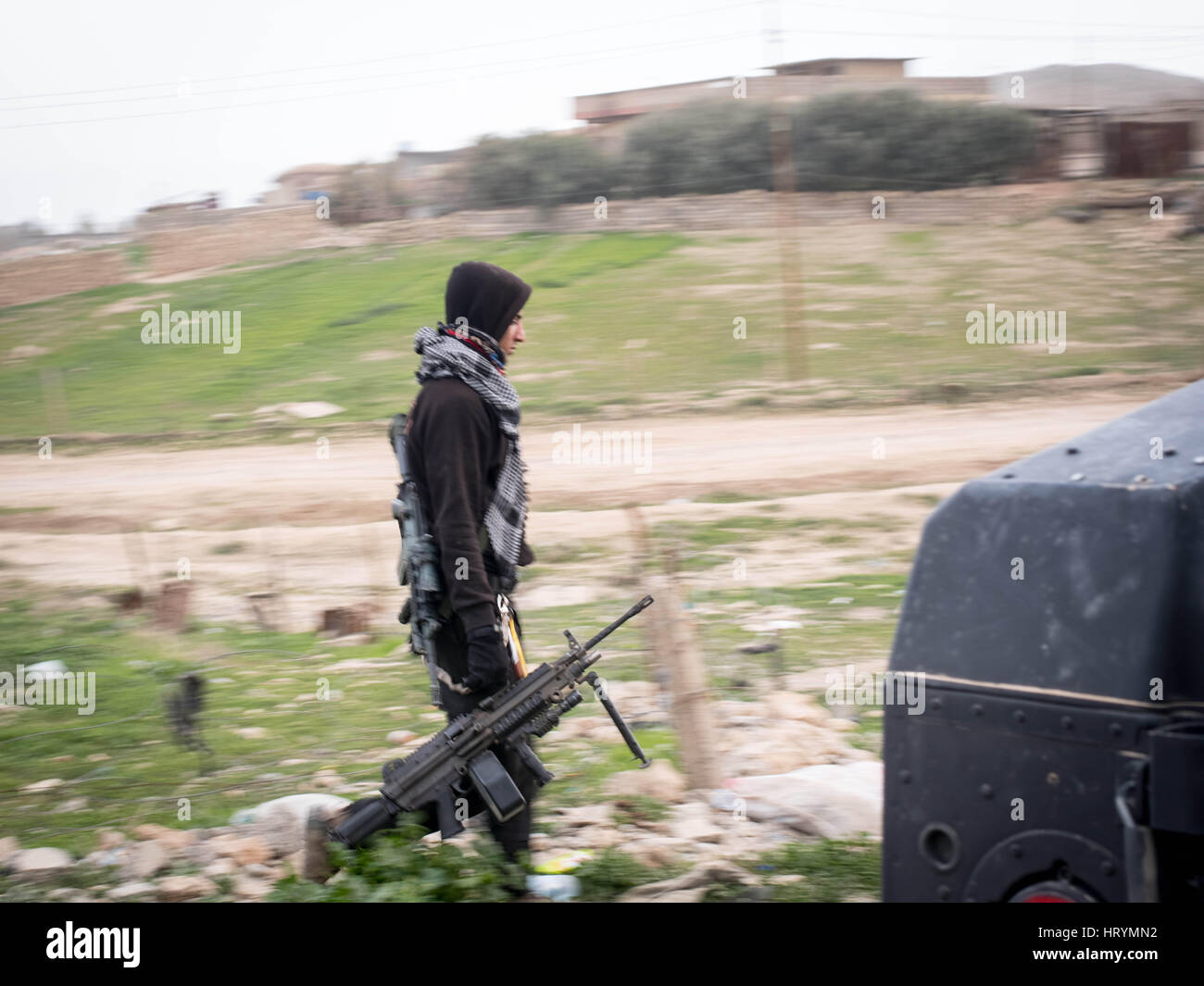 Athba, Ninive, Iraq. Il 27 febbraio, 2017. Un soldato da società Alfa, Selahudeen battaglione, porta la sua luce mitragliatrice torna alla sua trimestri in Athba, Ninevah, Iraq dopo la giornata di missione è finito, Feb 27, 2017. Il battaglione non vedere in azione in questo giorno. Credito: Nish Nalbandian/ZUMA filo/Alamy Live News Foto Stock