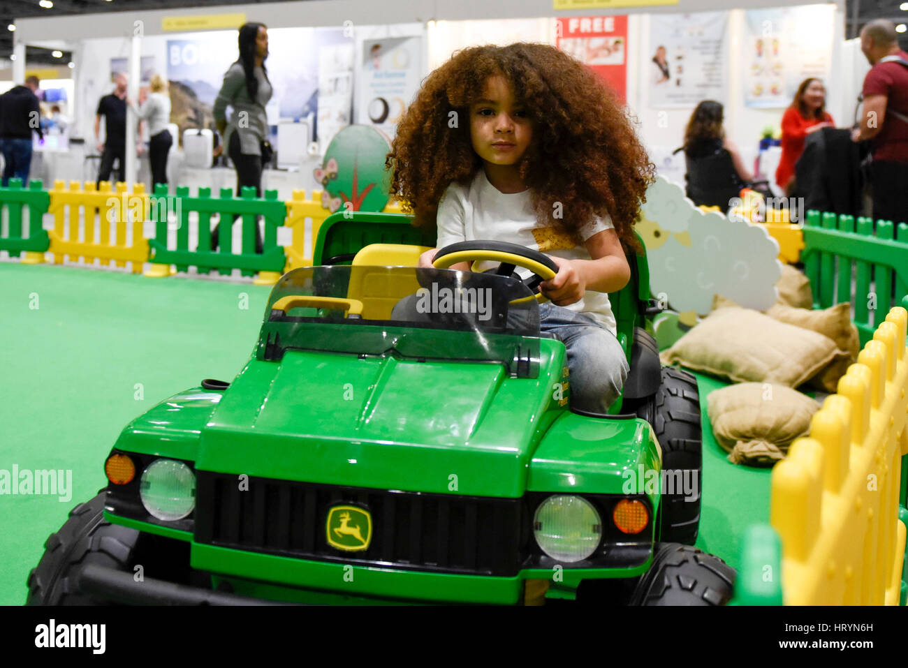 Londra, Regno Unito. Il 5 marzo 2017. Farouk James, di età compresa tra i 5, Instagram sensazione e modello di bambino, visiti la Peg-Perego stand presso il bambino mostra presso il centro Excel nei Docklands. Oltre 200 espositori hanno presentato i loro prodotti ai nuovi e dei genitori in attesa per oltre 24.000 visitatori questo fine settimana. Credito: Stephen Chung / Alamy Live News Foto Stock