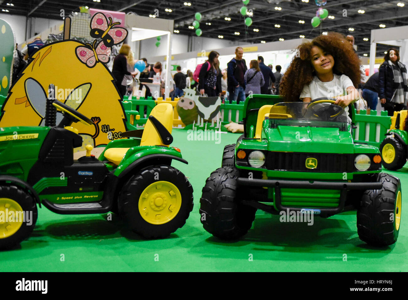 Londra, Regno Unito. Il 5 marzo 2017. Farouk James, di età compresa tra i 5, Instagram sensazione e modello di bambino, visiti la Peg-Perego stand presso il bambino mostra presso il centro Excel nei Docklands. Oltre 200 espositori hanno presentato i loro prodotti ai nuovi e dei genitori in attesa per oltre 24.000 visitatori questo fine settimana. Credito: Stephen Chung / Alamy Live News Foto Stock