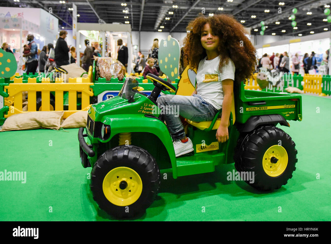 Londra, Regno Unito. Il 5 marzo 2017. Farouk James, di età compresa tra i 5, Instagram sensazione e modello di bambino, visiti la Peg-Perego stand presso il bambino mostra presso il centro Excel nei Docklands. Oltre 200 espositori hanno presentato i loro prodotti ai nuovi e dei genitori in attesa per oltre 24.000 visitatori questo fine settimana. Credito: Stephen Chung / Alamy Live News Foto Stock
