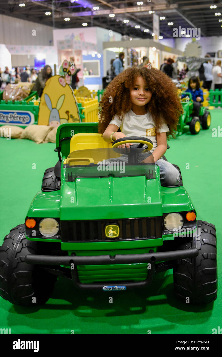 Londra, Regno Unito. Il 5 marzo 2017. Farouk James, di età compresa tra i 5, Instagram sensazione e modello di bambino, visiti la Peg-Perego stand presso il bambino mostra presso il centro Excel nei Docklands. Oltre 200 espositori hanno presentato i loro prodotti ai nuovi e dei genitori in attesa per oltre 24.000 visitatori questo fine settimana. Credito: Stephen Chung / Alamy Live News Foto Stock
