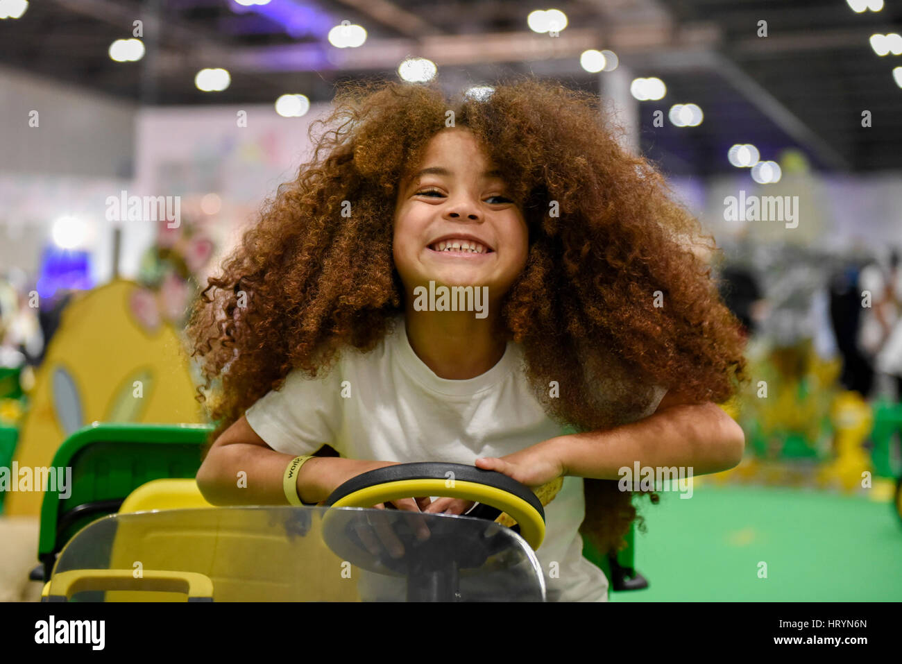 Londra, Regno Unito. Il 5 marzo 2017. Farouk James, di età compresa tra i 5, Instagram sensazione e modello di bambino, visiti la Peg-Perego stand presso il bambino mostra presso il centro Excel nei Docklands. Oltre 200 espositori hanno presentato i loro prodotti ai nuovi e dei genitori in attesa per oltre 24.000 visitatori questo fine settimana. Credito: Stephen Chung / Alamy Live News Foto Stock