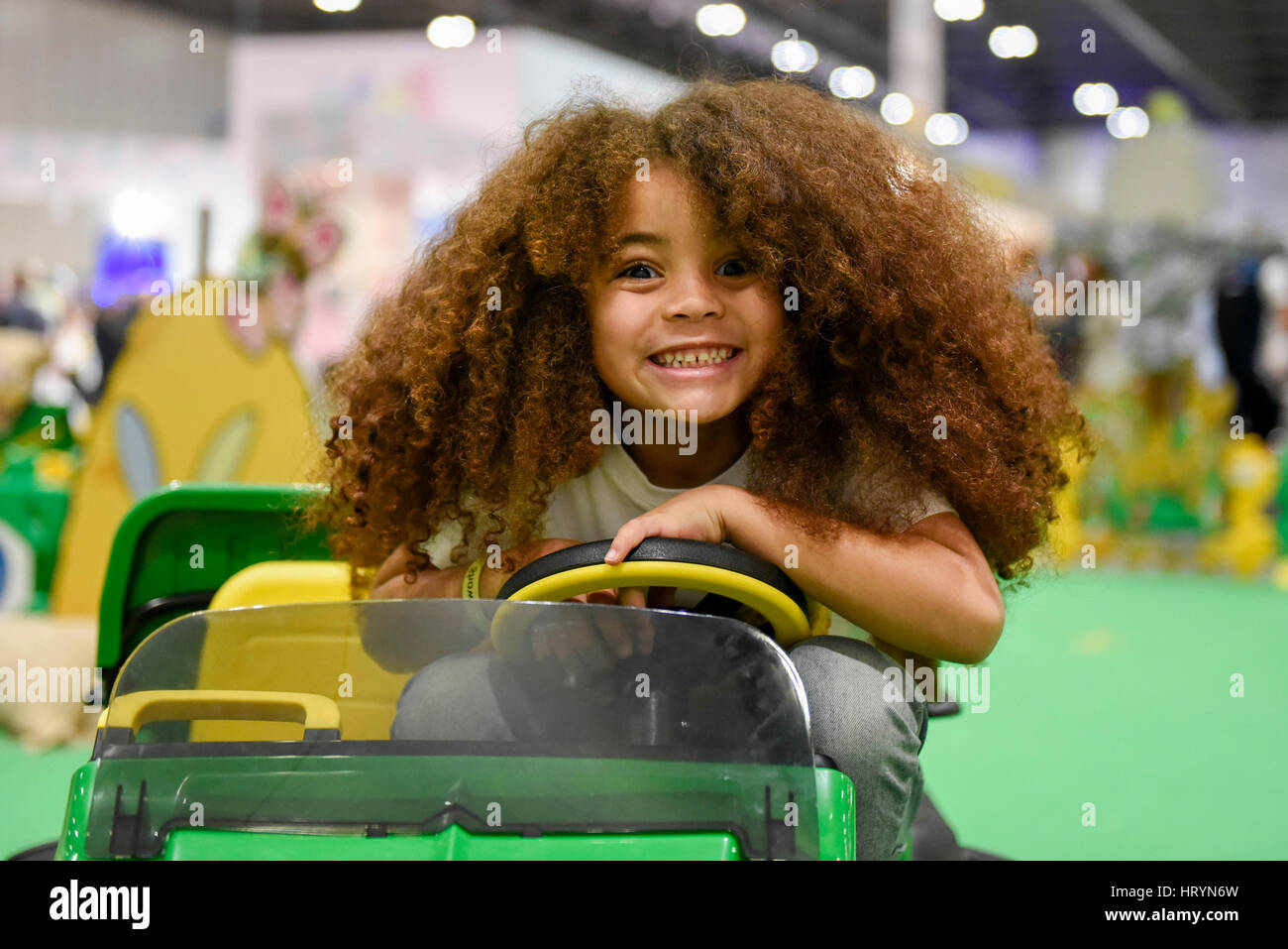 Londra, Regno Unito. Il 5 marzo 2017. Farouk James, di età compresa tra i 5, Instagram sensazione e modello di bambino, visiti la Peg-Perego stand presso il bambino mostra presso il centro Excel nei Docklands. Oltre 200 espositori hanno presentato i loro prodotti ai nuovi e dei genitori in attesa per oltre 24.000 visitatori questo fine settimana. Credito: Stephen Chung / Alamy Live News Foto Stock