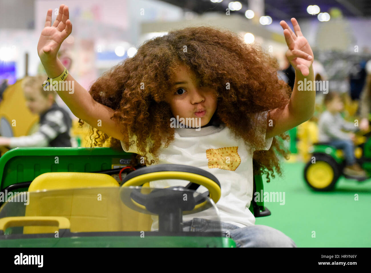 Londra, Regno Unito. Il 5 marzo 2017. Farouk James, di età compresa tra i 5, Instagram sensazione e modello di bambino, visiti la Peg-Perego stand presso il bambino mostra presso il centro Excel nei Docklands. Oltre 200 espositori hanno presentato i loro prodotti ai nuovi e dei genitori in attesa per oltre 24.000 visitatori questo fine settimana. Credito: Stephen Chung / Alamy Live News Foto Stock