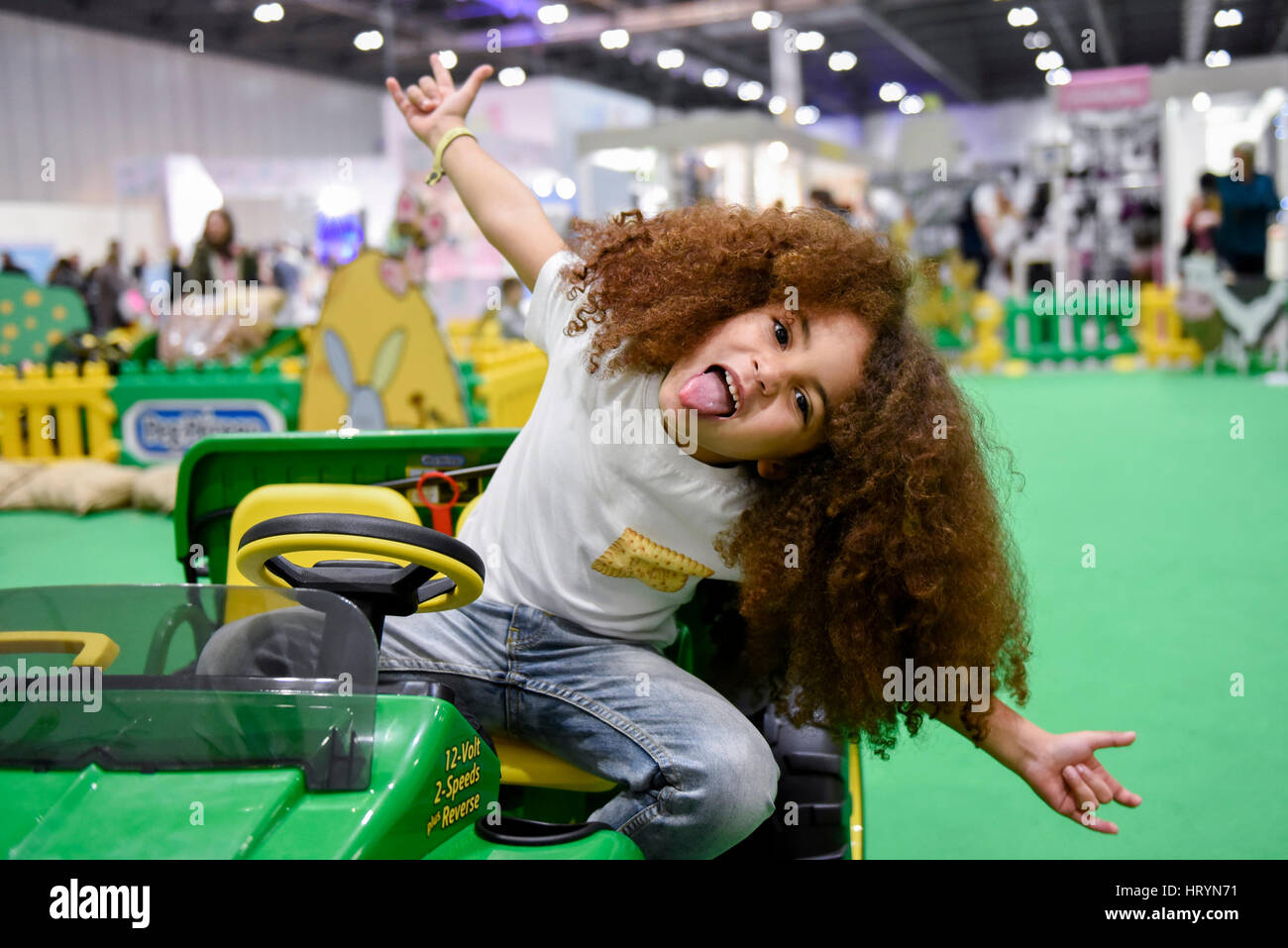 Londra, Regno Unito. Il 5 marzo 2017. Farouk James, di età compresa tra i 5, Instagram sensazione e modello di bambino, visiti la Peg-Perego stand presso il bambino mostra presso il centro Excel nei Docklands. Oltre 200 espositori hanno presentato i loro prodotti ai nuovi e dei genitori in attesa per oltre 24.000 visitatori questo fine settimana. Credito: Stephen Chung / Alamy Live News Foto Stock