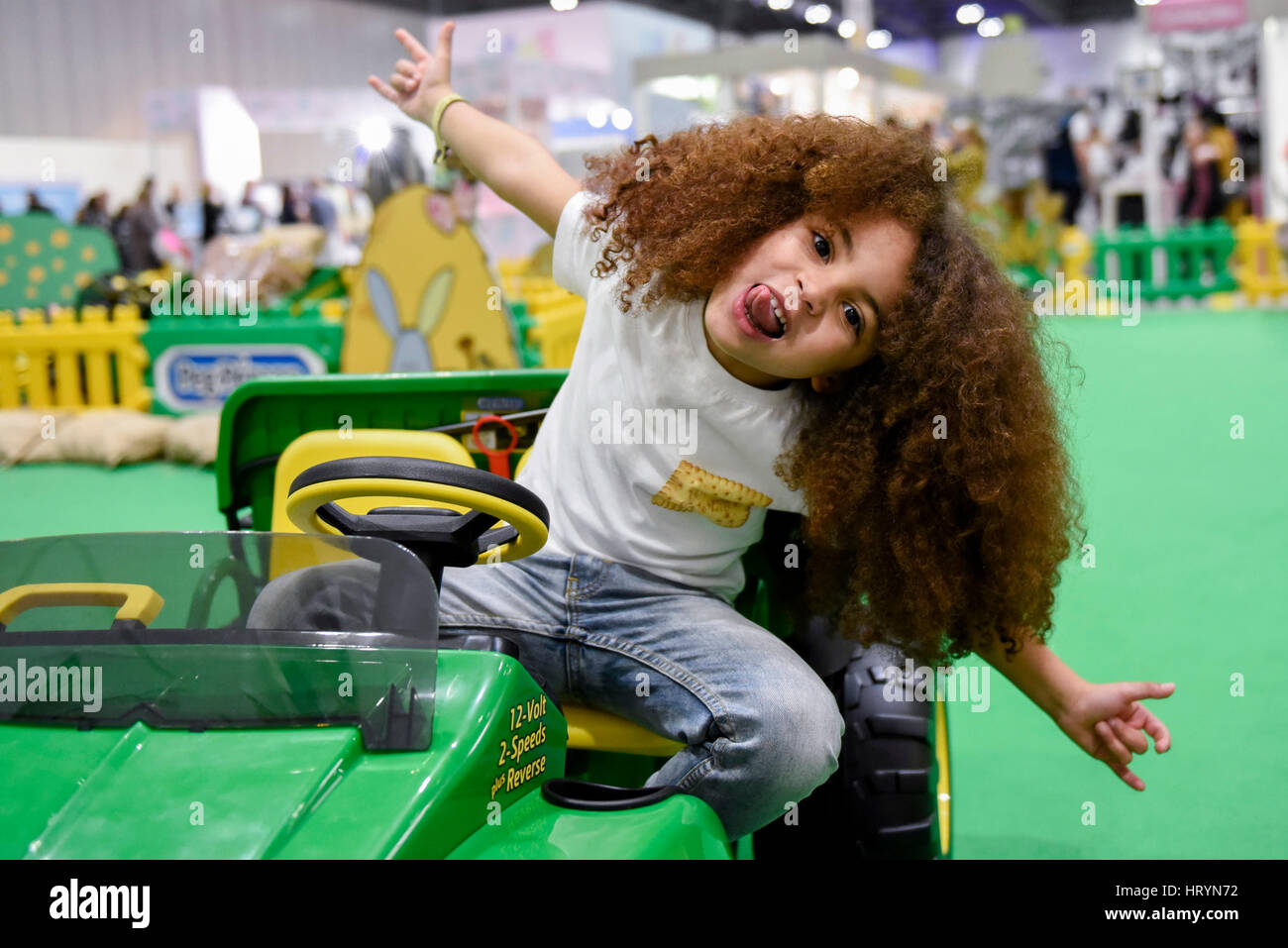 Londra, Regno Unito. Il 5 marzo 2017. Farouk James, di età compresa tra i 5, Instagram sensazione e modello di bambino, visiti la Peg-Perego stand presso il bambino mostra presso il centro Excel nei Docklands. Oltre 200 espositori hanno presentato i loro prodotti ai nuovi e dei genitori in attesa per oltre 24.000 visitatori questo fine settimana. Credito: Stephen Chung / Alamy Live News Foto Stock
