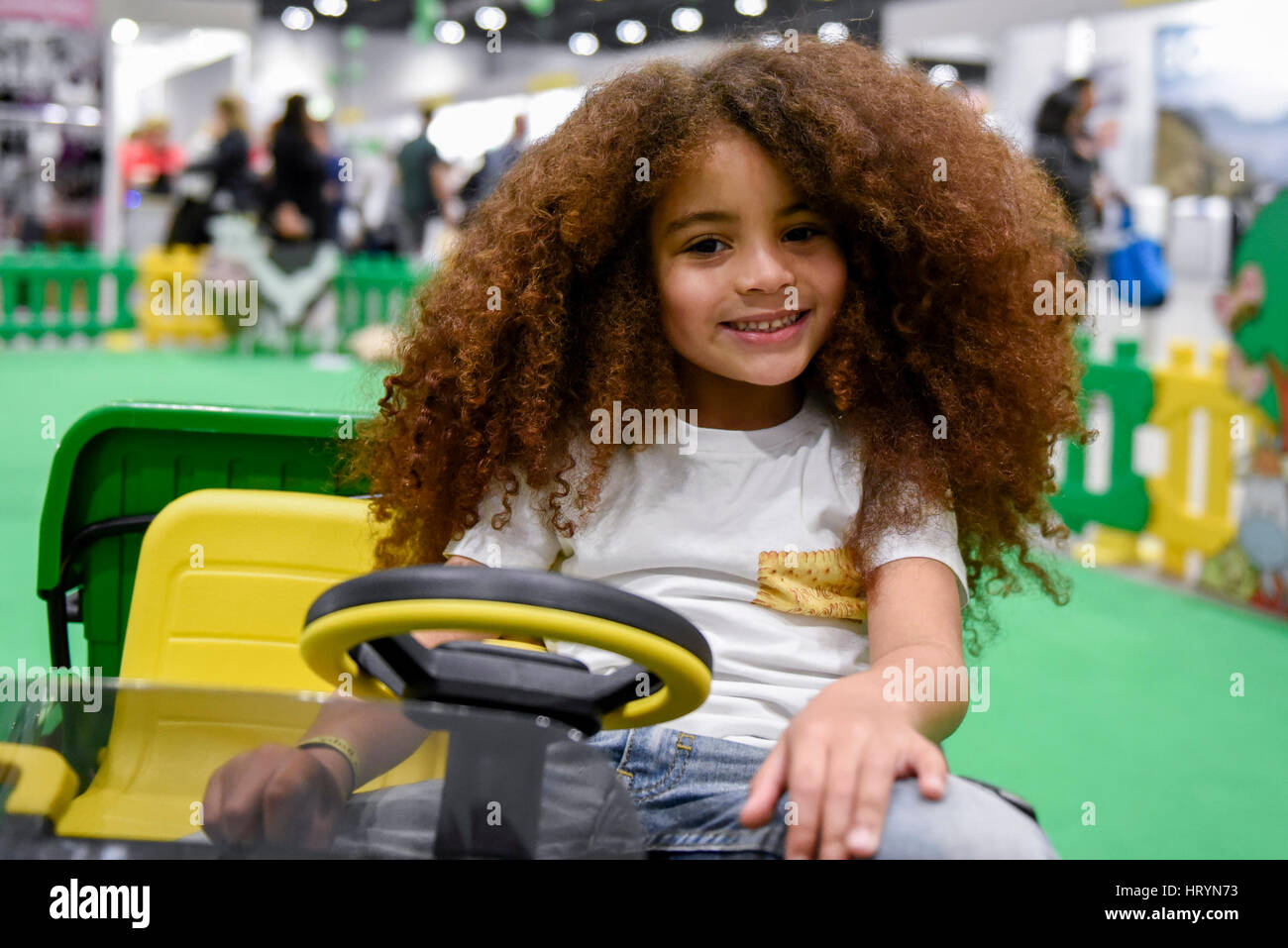 Londra, Regno Unito. Il 5 marzo 2017. Farouk James, di età compresa tra i 5, Instagram sensazione e modello di bambino, visiti la Peg-Perego stand presso il bambino mostra presso il centro Excel nei Docklands. Oltre 200 espositori hanno presentato i loro prodotti ai nuovi e dei genitori in attesa per oltre 24.000 visitatori questo fine settimana. Credito: Stephen Chung / Alamy Live News Foto Stock