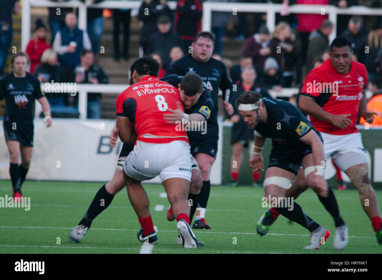 Newcastle upon Tyne, Inghilterra, 5 marzo 2017. Billy Vunipola dei Saraceni è affrontato durante il loro match contro il Newcastle Falcons nelle loro AVIVA Premiership corrispondono a Kingston Park, Newcastle upon Tyne. Credito: Colin Edwards/Alamy Live News. Foto Stock