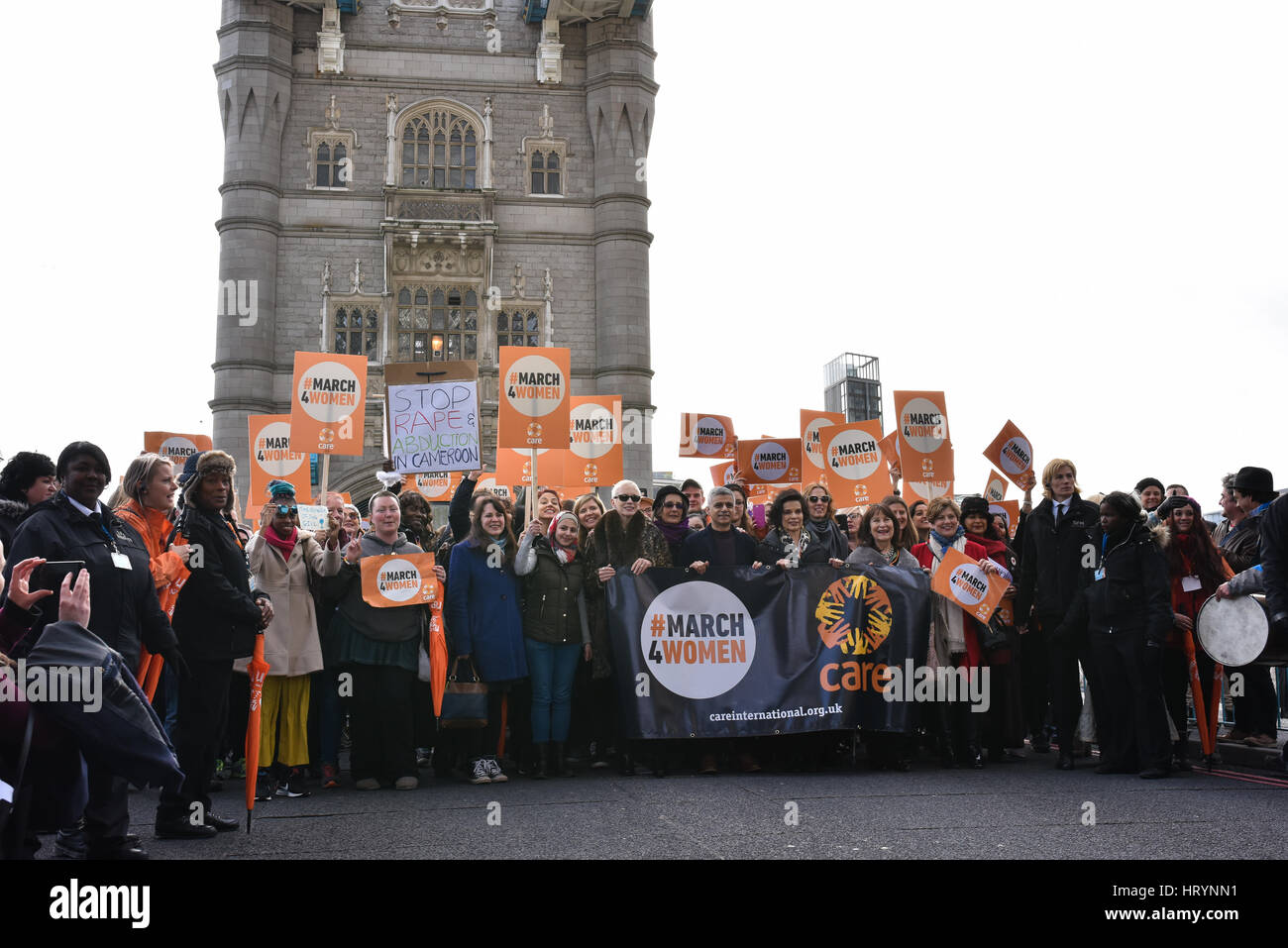 Londra, Regno Unito. Mar 5, 2017. Il sindaco di Londra Sadiq Khan conduce la cura delle donne internazionali del marzo attraverso il Tower Bridge, al fianco di Annie Lennox, Melanie C e Bianca Jagger. Centinaia di dimostranti si sono riuniti per ascoltare discorsi, musica e di protesta nel centro di Londra per i diritti delle donne. Credito: Giacobbe Sacks-Jones/Alamy Live News. Foto Stock