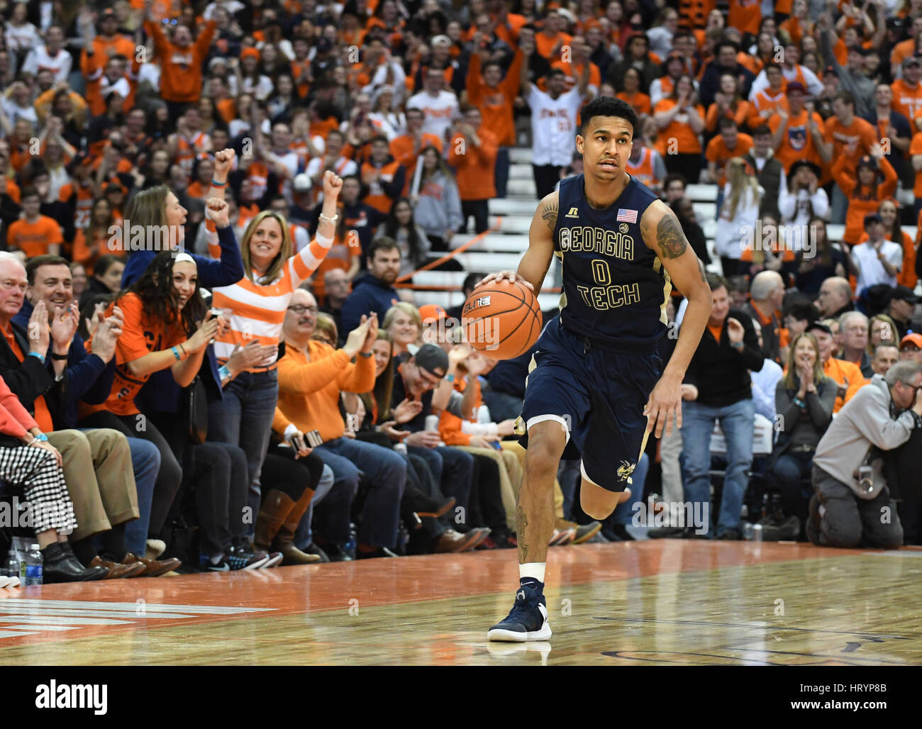 Syracuse, NY, STATI UNITI D'AMERICA. Mar 4, 2017. Georgia Tech guard Justin Moore #0 prende la palla giù corte durante la seconda metà del gioco come Siracusa sconfitto la Georgia Tech 90-61 al Carrier Dome in Syracuse, New York. Foto di Alan Schwartz/Cal Sport Media/Alamy Live News Foto Stock