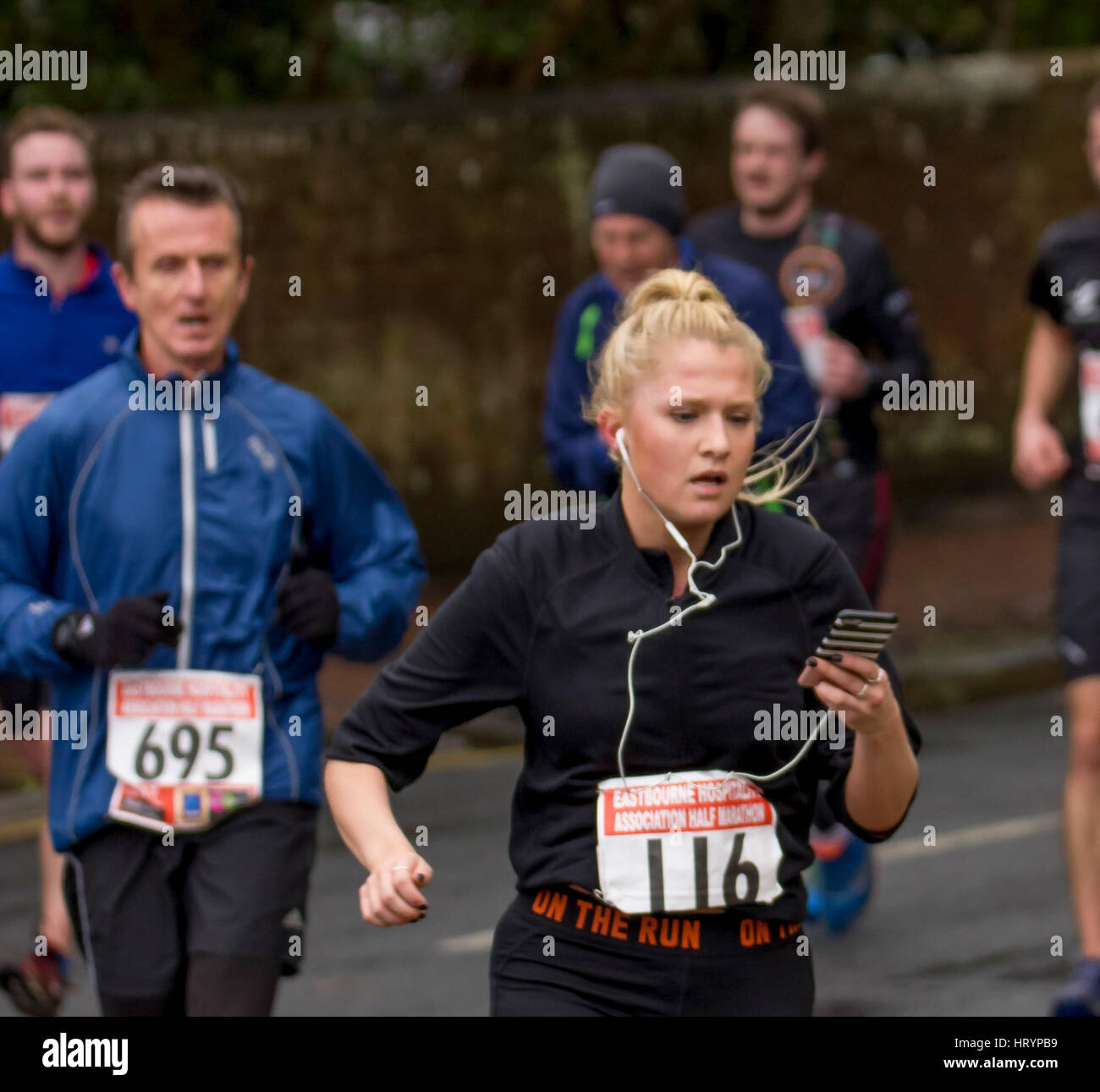 Eastbourne, east sussex, Regno Unito. 5 Mar, 2017. corridori che prenderanno parte alla eastbourne mezza maratona credito: Alan fraser/alamy live news Foto Stock