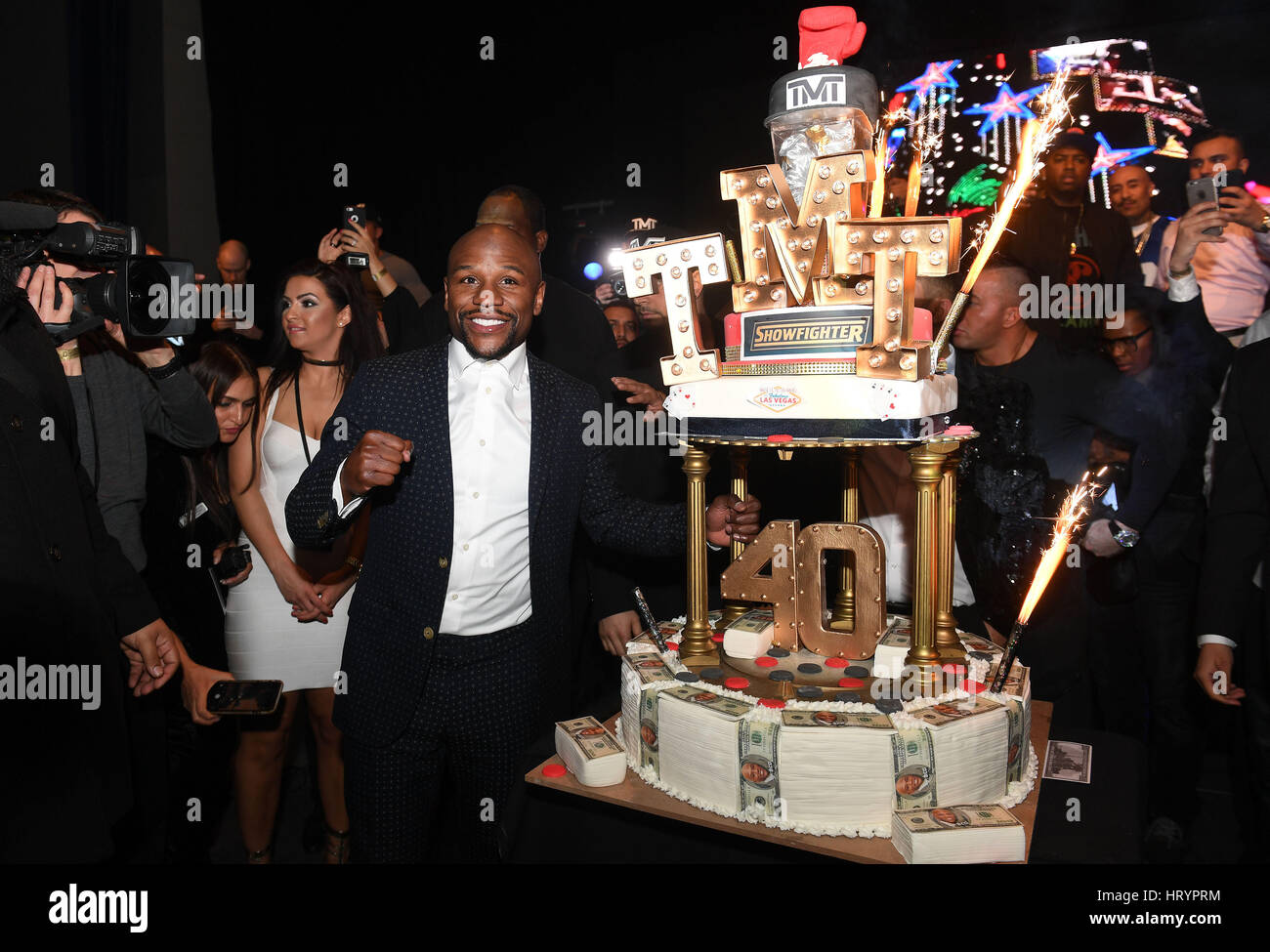 Birmingham, Regno Unito. 04 Mar, 2017. Floyd Mayweather riceve un quarantesimo compleanno torta come assiste a VIP sera presso il centro esposizioni ICC in Birmingham Foto di Sam Bagnall Credito: David Bagnall/Alamy Live News Foto Stock