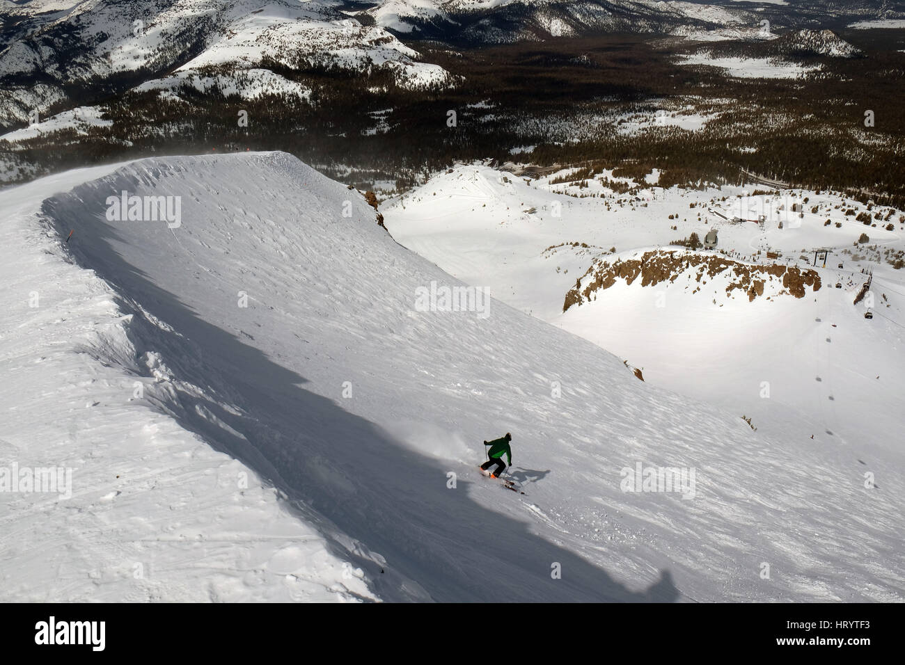 Mammoth Lakes, California, Stati Uniti d'America. Mar 4, 2017. Gli sciatori prendere sulla ripida doppio black diamond sentiero denominato "Climax" dall'11,000ft vertice di Mammoth Mountain Resort. 43 metri di neve caduti sul Mammoth Mountain Ski resort in California del Sud finora in questa stagione, con neve impilate e alta circa cabine e passerelle. Autostrade e le scuole di tutta la Sierra sono state chiuse a volte, e vigili del fuoco sono problemi per trovare degli idranti. Nuove misurazioni dalla California Dipartimento delle risorse idriche dimostrano che la California incredibilmente inverno umido ha comportato storicamente alta snowp Foto Stock