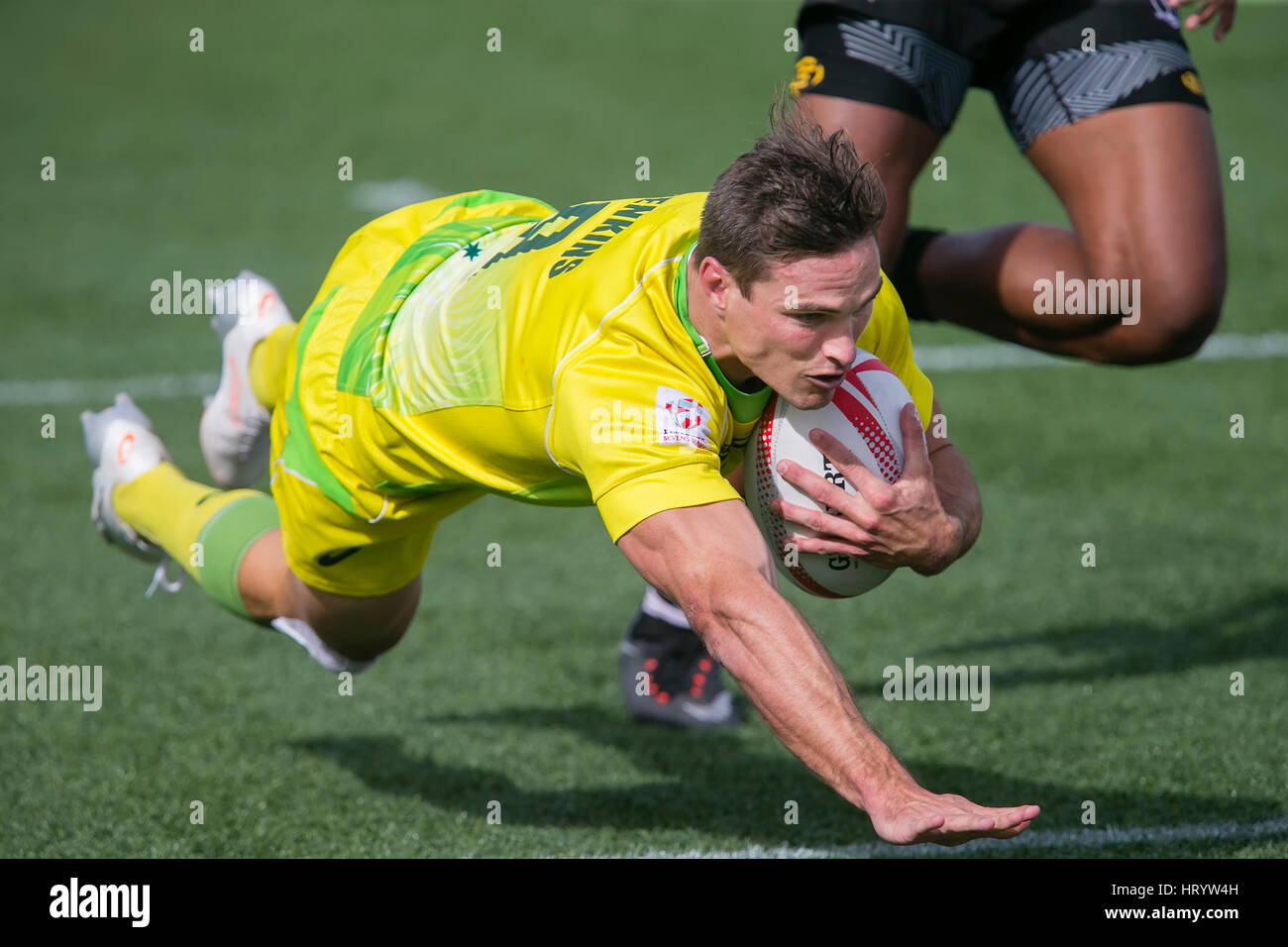Las Vegas, NV, Stati Uniti d'America. Mar 4, 2017. Ed Jenkins #9 di Australia dives in per un cliente durante il Pool D gioco del Rugby Sevens match tra Figi e Australia al Sam Boyd Stadium di Las Vegas NV. Isole Figi sconfitto Australia 24-17. Damon Tarver/Cal Sport Media/Alamy Live News Foto Stock