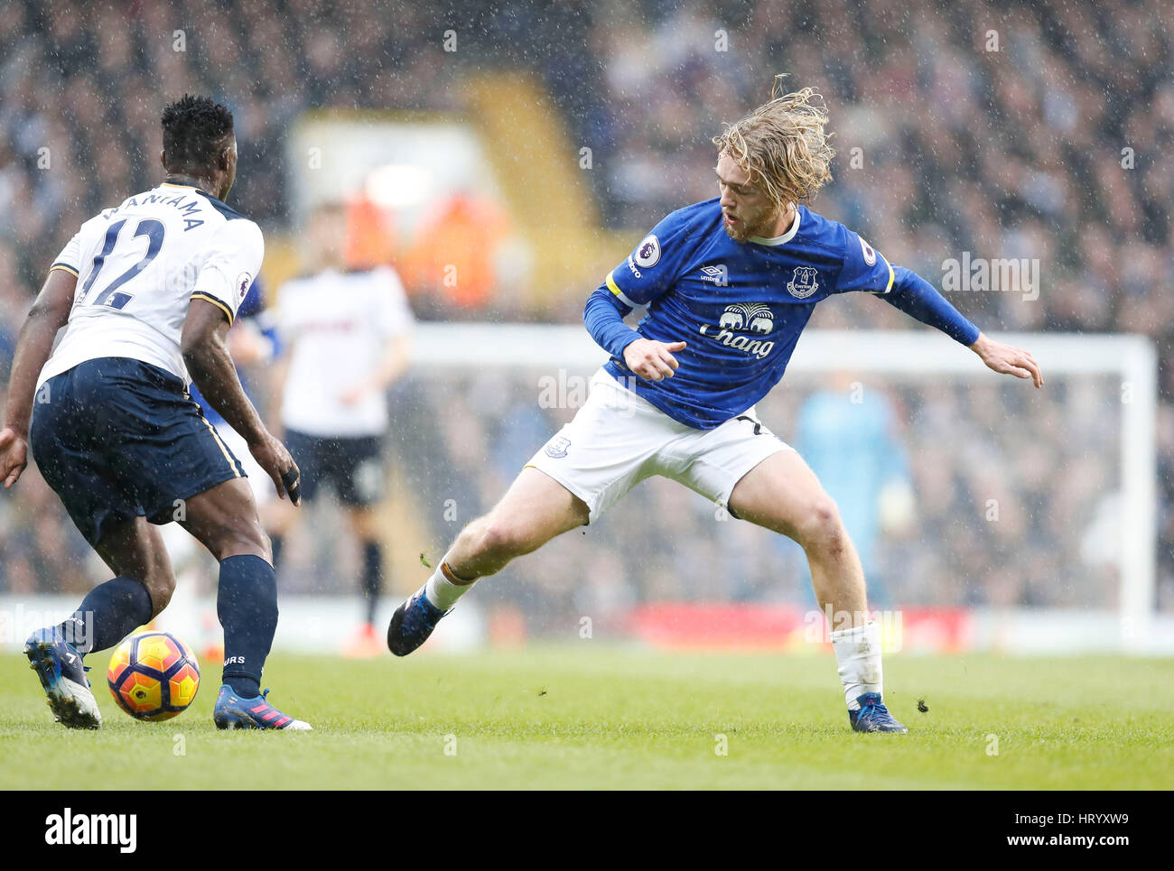 Londra, Gran Bretagna. Mar 5, 2017. Victor Wanyama (L) del Tottenham Hotspur vies con Tom Davies di Everton durante la Premier League inglese match tra Tottenham Hotspur e Everton a Stadio White Hart Lane a Londra, Gran Bretagna, il 5 marzo 2017. Credito: Han Yan/Xinhua/Alamy Live News Foto Stock