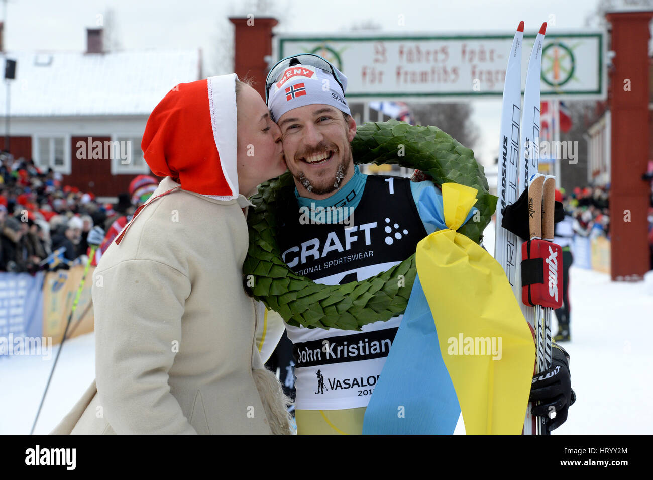 Stoccolma. Mar 5, 2017. Norvegia John Kristian Dahl (R) pone per le foto dopo aver vinto uomini della Vasaloppet cross-country ski champion race nella regione di Dalarna della Svezia centrale, 5 marzo 2017. Credito: Vasaloppet/Xinhua/Alamy Live News Foto Stock