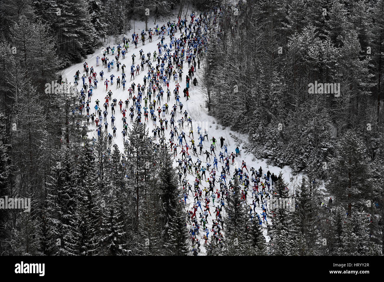 Stoccolma. Mar 5, 2017. Concorrenti partecipano a lunga distanza sci di fondo la concorrenza Vasloppet nella regione di Dalarna della Svezia centrale, 5 marzo 2017. Credito: Vasaloppet/Xinhua/Alamy Live News Foto Stock