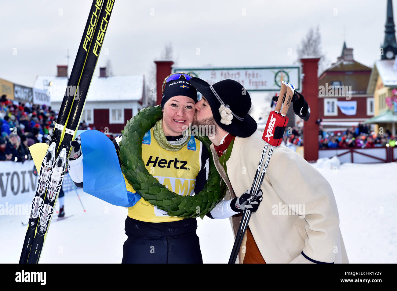 Stoccolma. Mar 5, 2017. In Svezia il Britta Johansson Norgren (L) pone per le foto dopo la vittoria delle donne Vasaloppet cross-country ski champion race nella regione di Dalarna della Svezia centrale, 5 marzo 2017. Credito: Vasaloppet/Xinhua/Alamy Live News Foto Stock