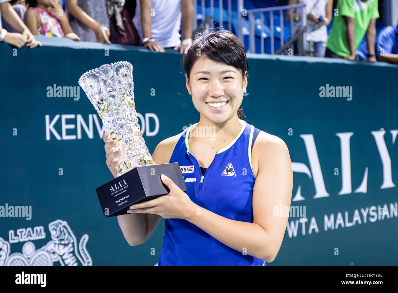 Kuala Lumpur, Malesia. 6 Marzo, 2017. Singoli Final runner fino Nao Hibino del Giappone (JPN) a ALYA WTA Malaysian Open 2017 Torneo di tennis a Kuala Lumpur. Hibino celebra con alcuni tifosi giapponesi dopo la partita. © Danny Chan/Alamy Live News. Foto Stock