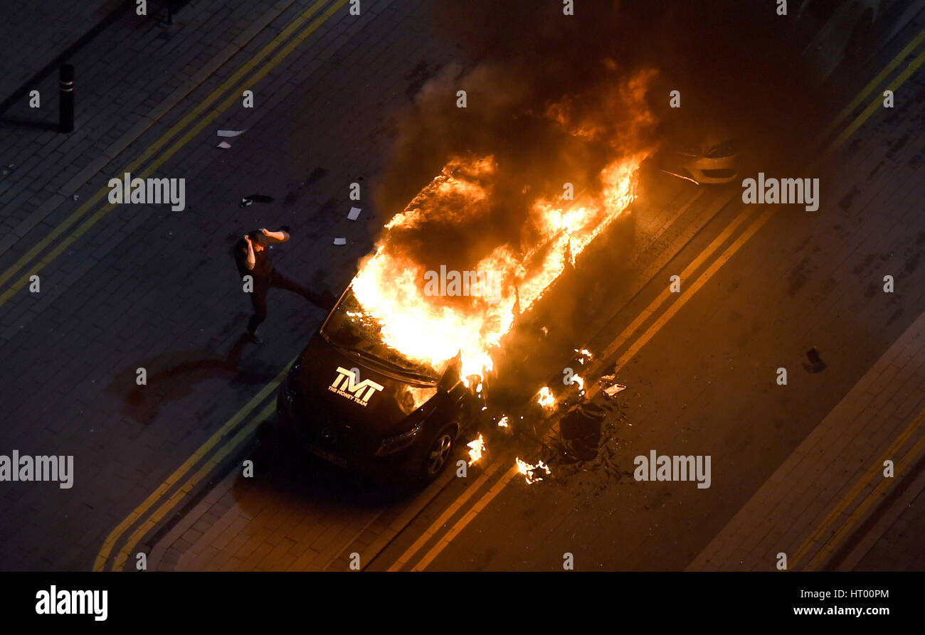 Birmingham, Regno Unito. 04 Mar, 2017. Floyd Mayweather luxury bus del team sul fuoco al di fuori della Corte penale internazionale a Birmingham Regno Unito come Vigili del Fuoco tenta di controllare il blaze. Il pensionato boxing champ era in visita a Birmingham con il suo entourage, Il Team di denaro quando il suo veicolo è stato mirato. Credito: David Bagnall/Alamy Live News Foto Stock