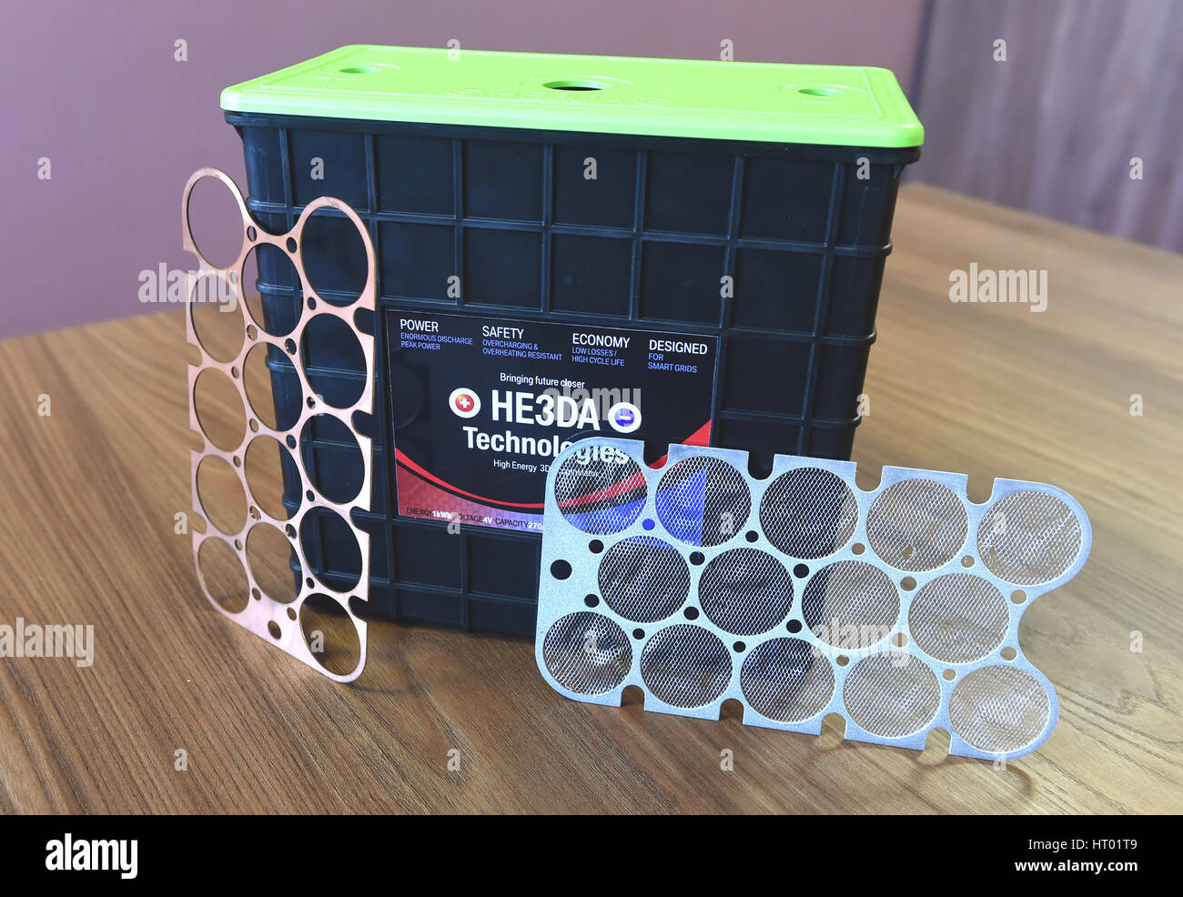 Azienda ceca egli3DA, lo sviluppo di tecnologie della batteria, è il lancio di progetto Kc5.5bn Magna Stoccaggio di energia per la produzione di batterie in cui fino ad un massimo di 250 persone vengono a trovare un posto di lavoro della società co-proprietari Vladimir Jirka e Radomir Prus ha detto a CTK. La società vuole costruire due linee per la produzione di accumulatori con 3D degli elettrodi sulla base di litio nano-materiali e un nuovo salone progettato per un ulteriore sviluppo. La produzione è di avviare il prossimo anno e che ci si aspetta vendite annuali sono di raggiungere $450m (Kc11.5bn). Gli accumulatori saranno principalmente per l'esportazione. I progetti si basano su globalmente brevetto registrato Foto Stock