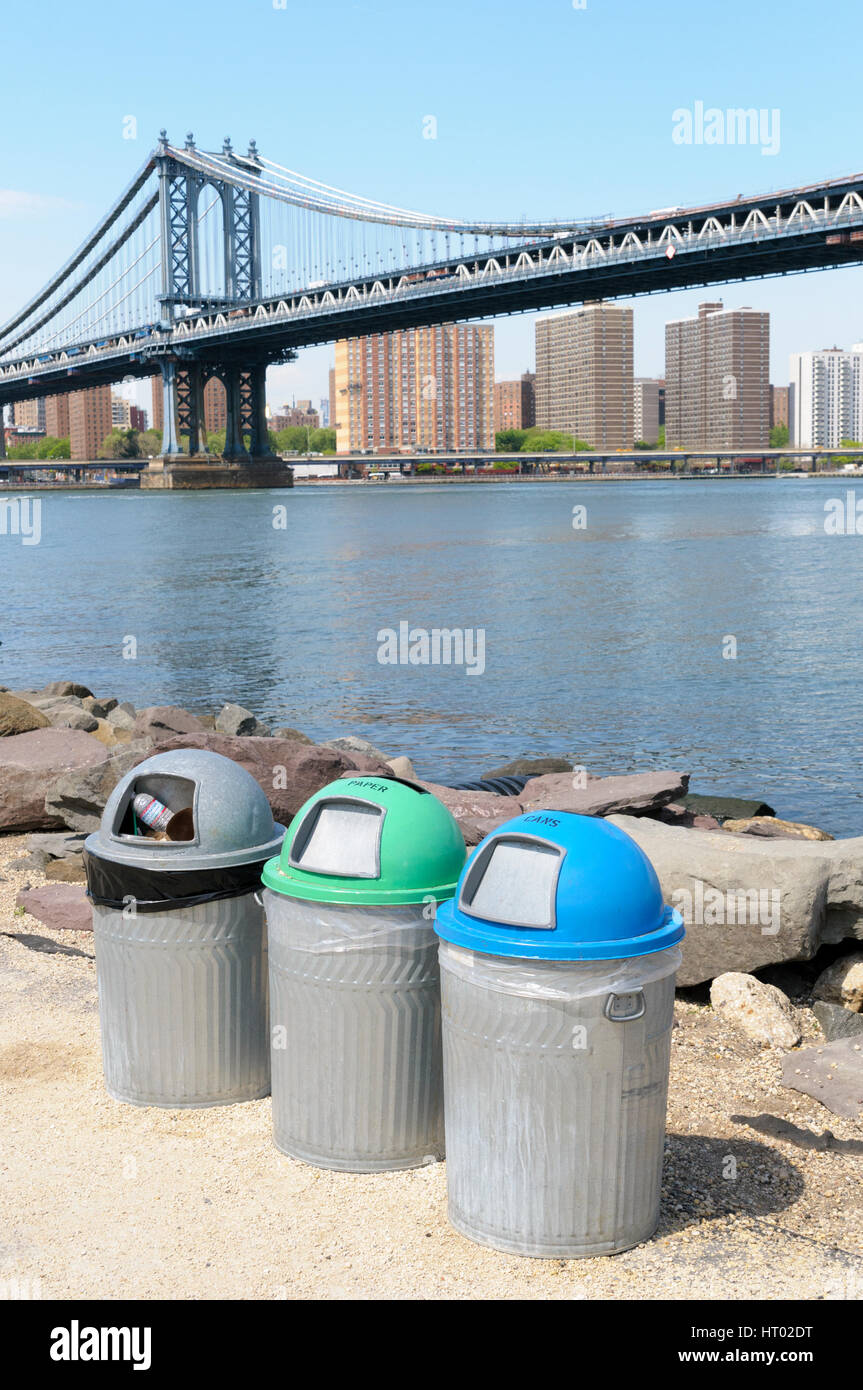 I recipienti di riciclaggio. Ponte di Brooklyn Park, New York City, Stati Uniti d'America Foto Stock