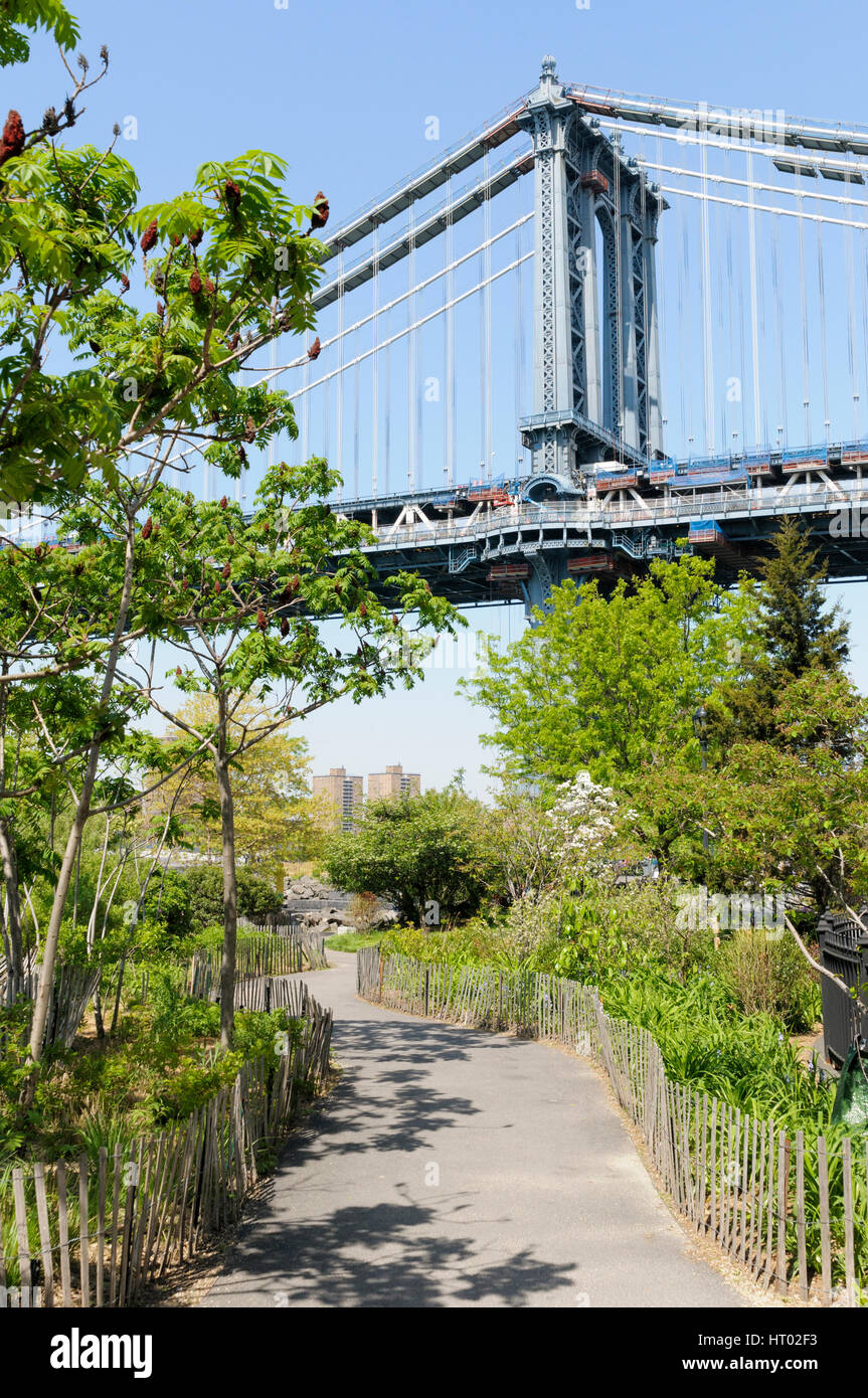 Il ponte di Brooklyn dal ponte di Brooklyn Park, New York City, Stati Uniti d'America Foto Stock