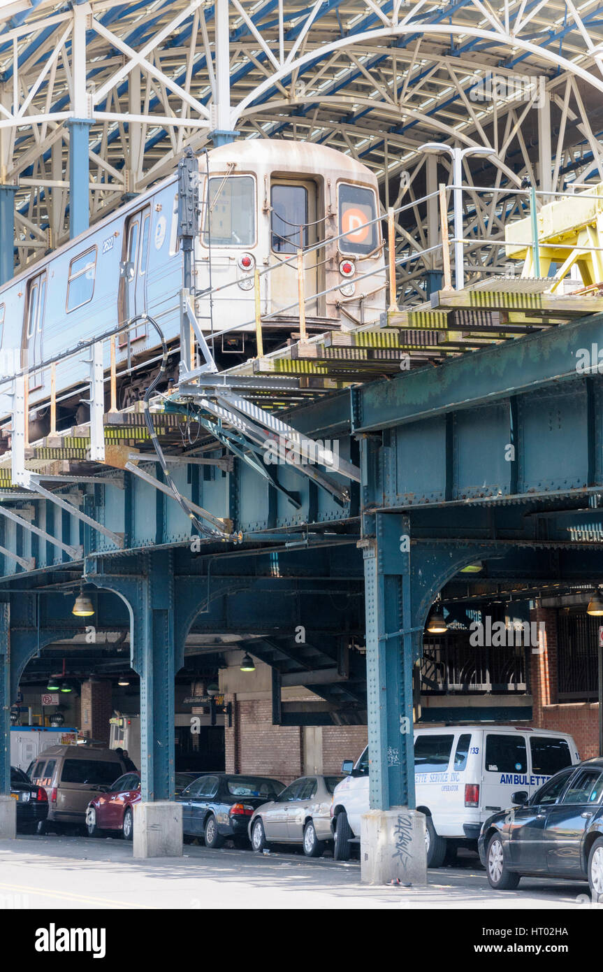 'D' treno, Coney Island Stillwell Avenue stazione, Brooklyn, New York City, Stati Uniti d'America Foto Stock