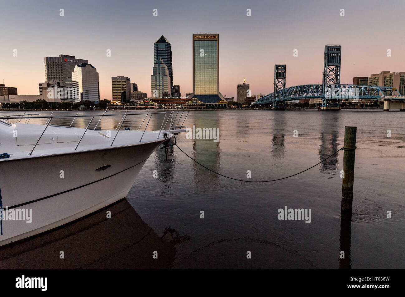 Skyline della città dal Southbank Riverwalk marina lungo il fiume Saint John fino al tramonto a Jacksonville, in Florida. Foto Stock