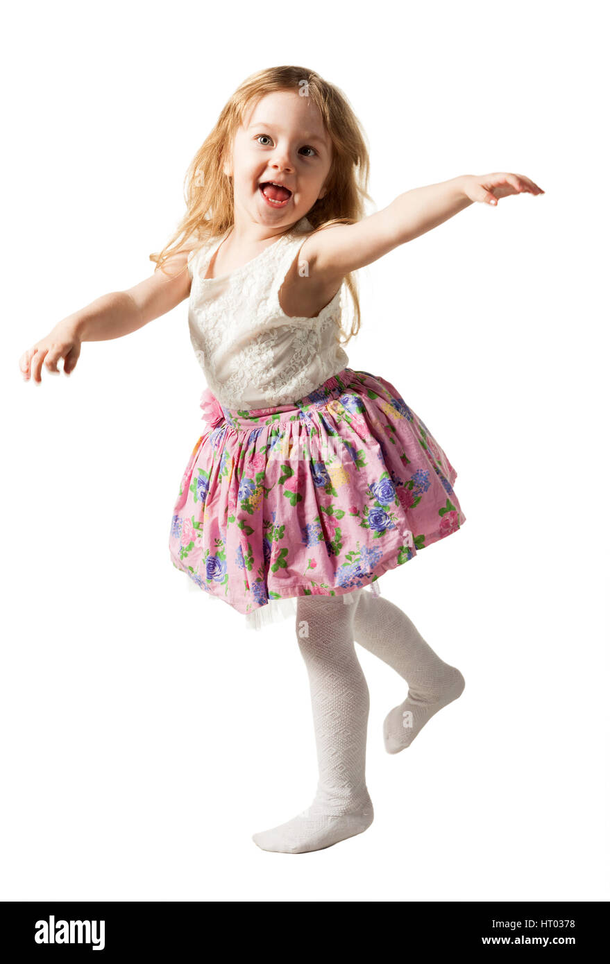 Carino tre-anno ragazza è jumping, acceso, dancing, ridendo. I suoi capelli non pettinati.I solated su sfondo bianco Foto Stock