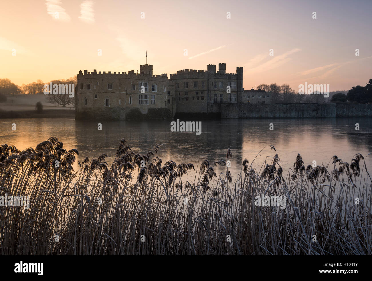 Sunrise colorate al Castello di Leeds, Kent su un inverno di mattina. Foto Stock