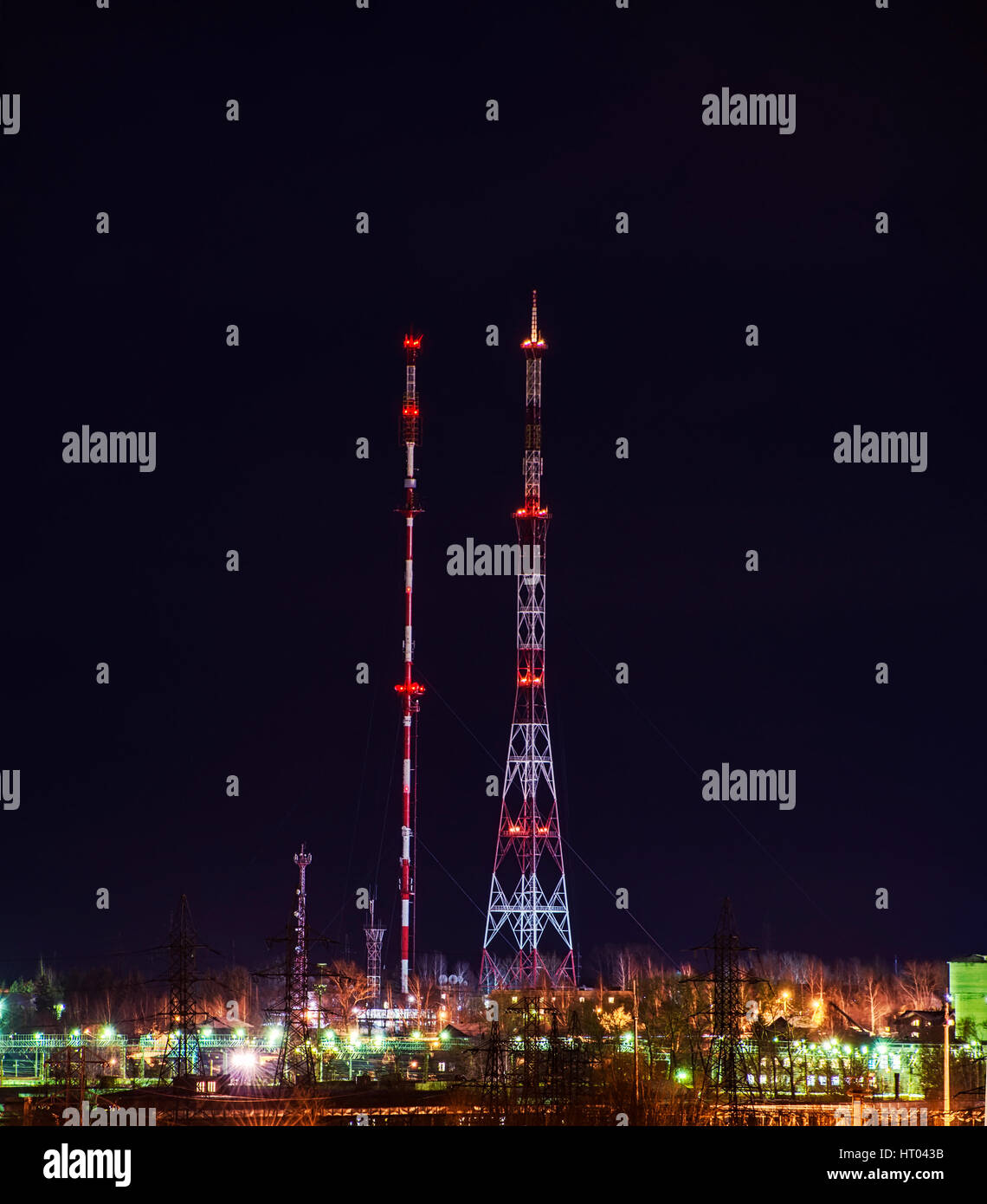 Due torri di comunicazione nel cielo notturno Foto Stock